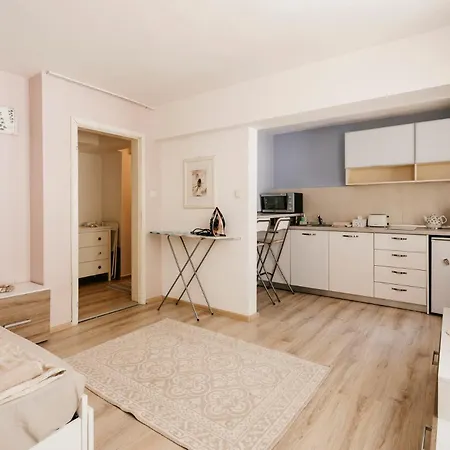 Modern 5 Min From & Center With Private Garden *